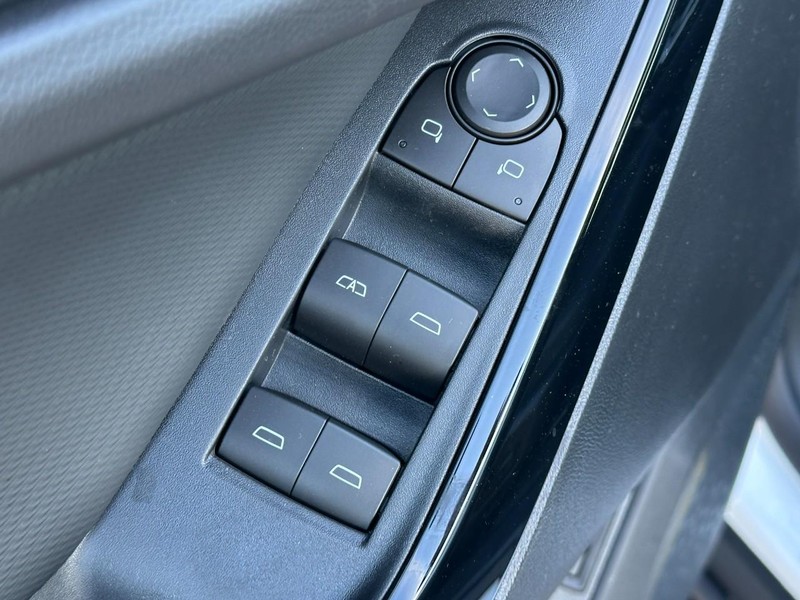 Chevrolet Equinox Vehicle Full-screen Gallery Image 10