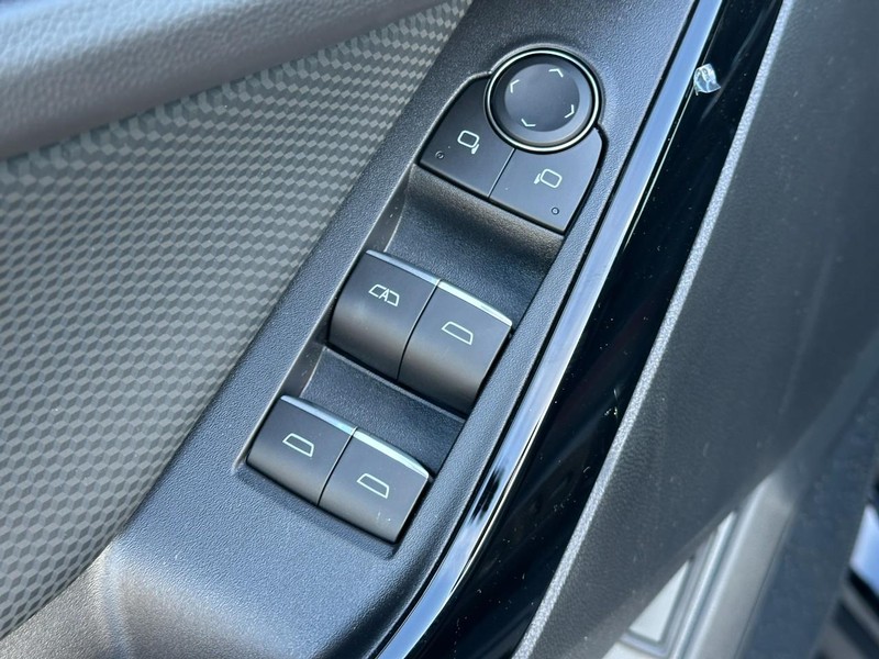 Chevrolet Equinox Vehicle Full-screen Gallery Image 9