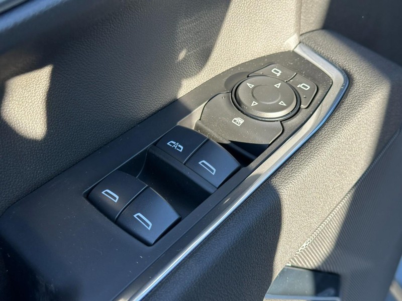 Chevrolet Silverado 1500 Vehicle Full-screen Gallery Image 9