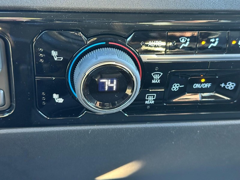 Chevrolet Silverado 1500 Vehicle Full-screen Gallery Image 13