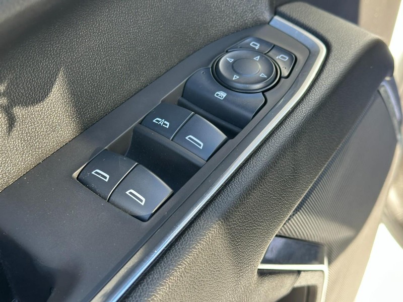 Chevrolet Silverado 1500 Vehicle Full-screen Gallery Image 16