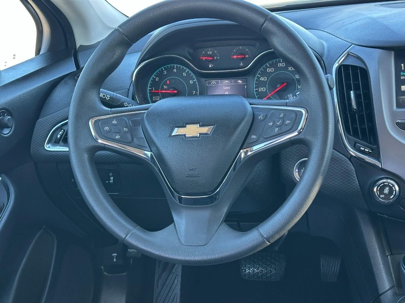 Chevrolet Cruze Vehicle Full-screen Gallery Image 12