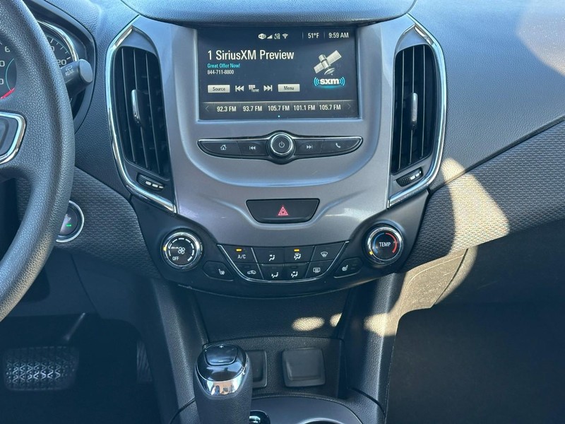 Chevrolet Cruze Vehicle Full-screen Gallery Image 13