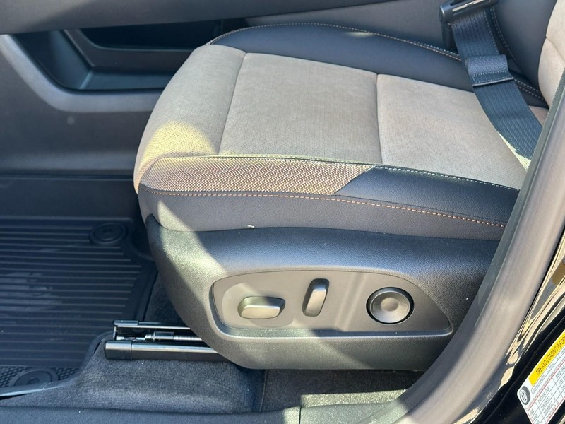 Chevrolet Equinox Vehicle Full-screen Gallery Image 11