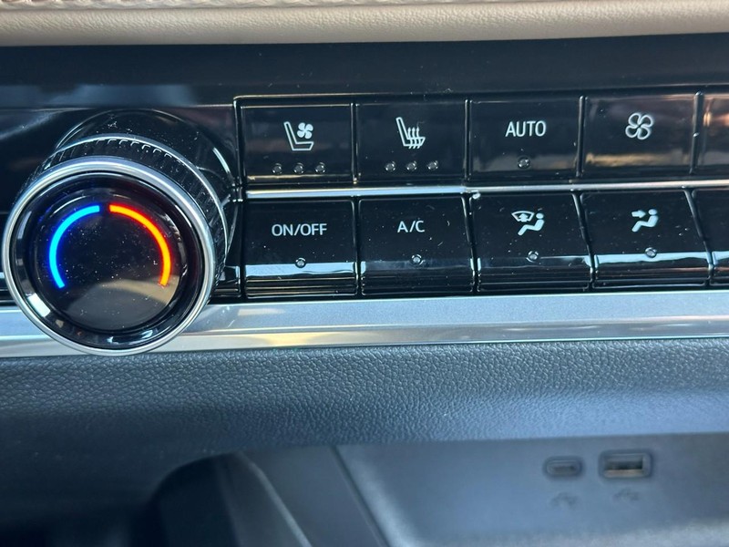 Chevrolet Equinox Vehicle Full-screen Gallery Image 14