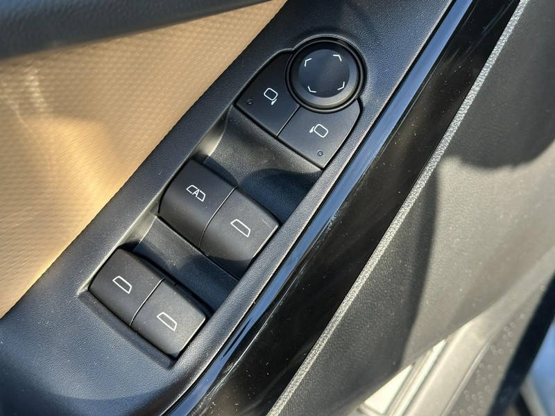 Chevrolet Equinox Vehicle Full-screen Gallery Image 9