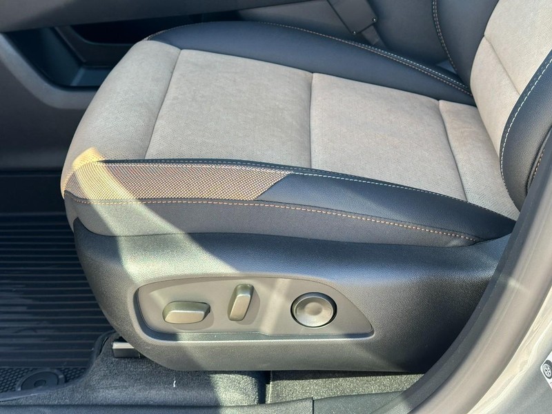 Chevrolet Equinox Vehicle Full-screen Gallery Image 11