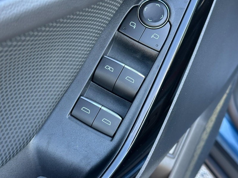 Chevrolet Equinox Vehicle Full-screen Gallery Image 10