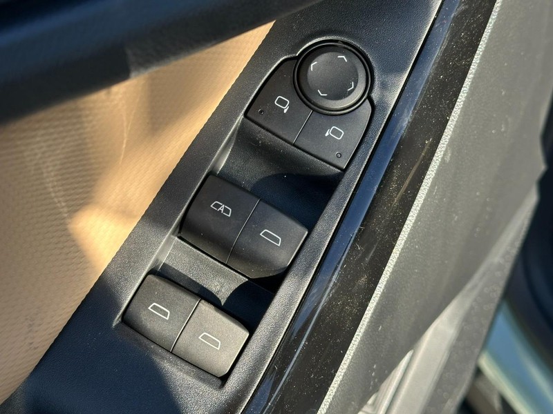 Chevrolet Equinox Vehicle Full-screen Gallery Image 9