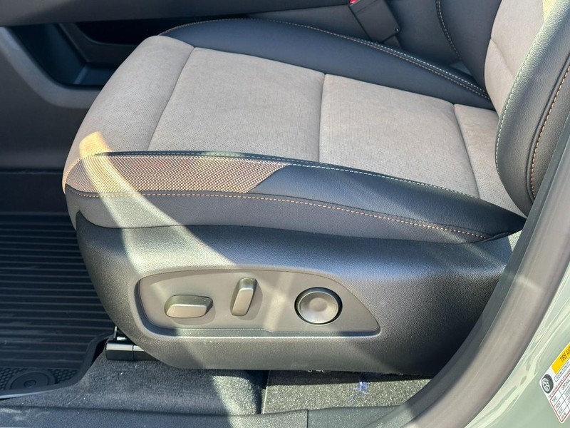 Chevrolet Equinox Vehicle Full-screen Gallery Image 11