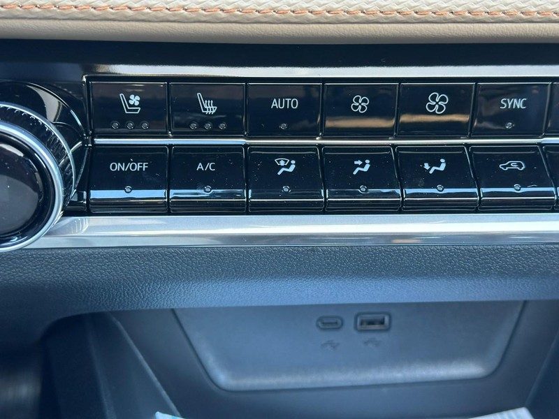 Chevrolet Equinox Vehicle Full-screen Gallery Image 15