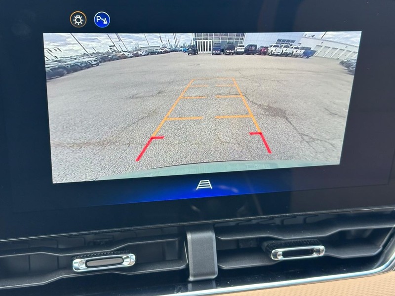 Chevrolet Equinox Vehicle Full-screen Gallery Image 13