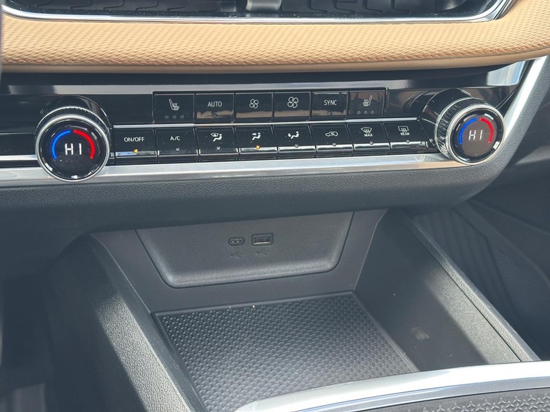 Chevrolet Equinox Vehicle Full-screen Gallery Image 14