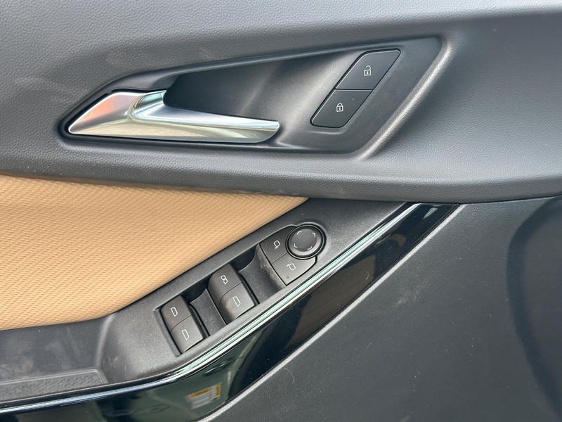 Chevrolet Equinox Vehicle Full-screen Gallery Image 17