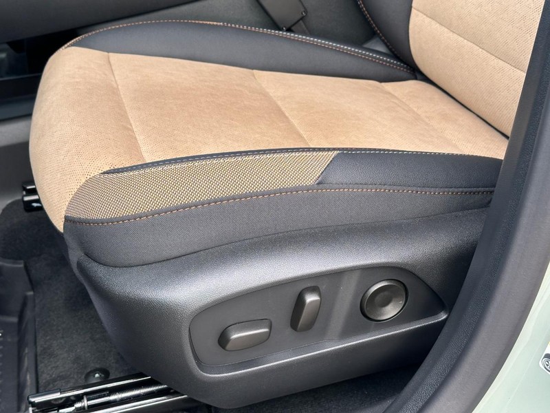 Chevrolet Equinox Vehicle Full-screen Gallery Image 18