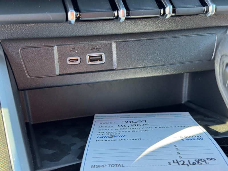 Chevrolet Colorado Vehicle Full-screen Gallery Image 15