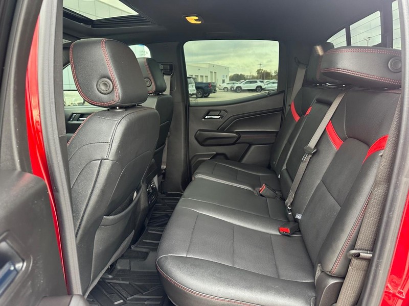 Chevrolet Colorado Vehicle Full-screen Gallery Image 10