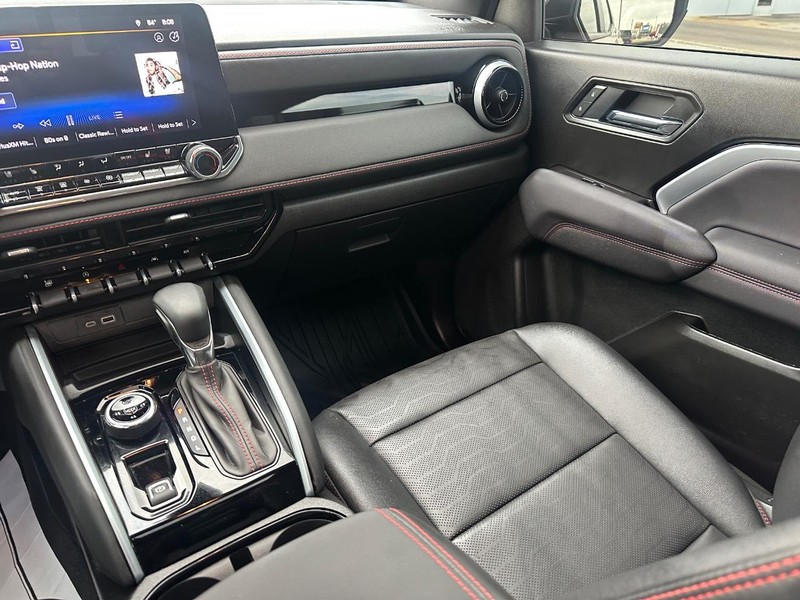 Chevrolet Colorado Vehicle Full-screen Gallery Image 16