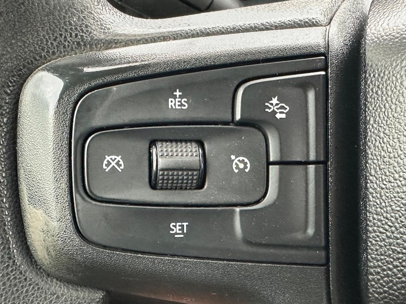 Chevrolet Silverado 1500 Vehicle Full-screen Gallery Image 18