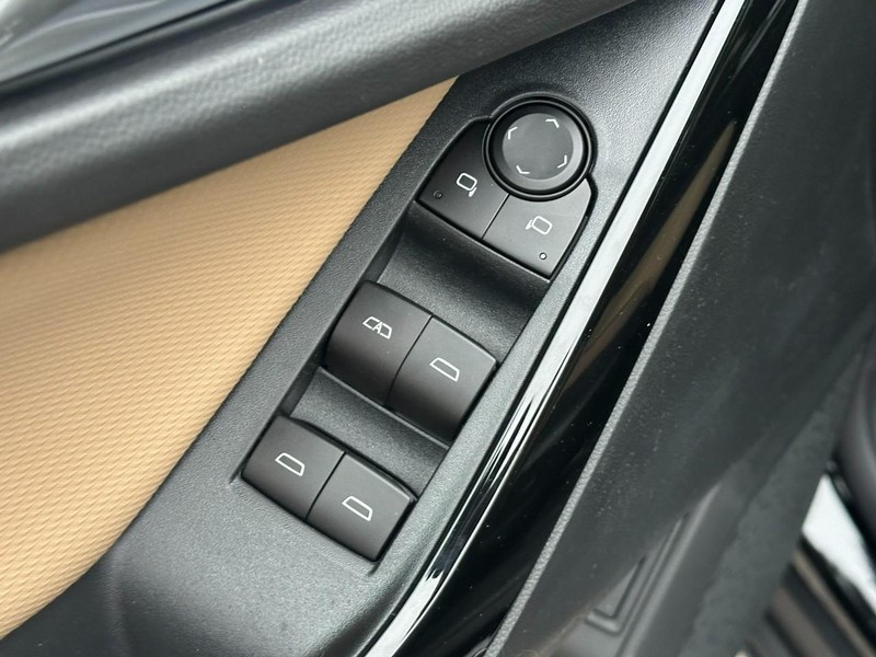 Chevrolet Equinox Vehicle Full-screen Gallery Image 10