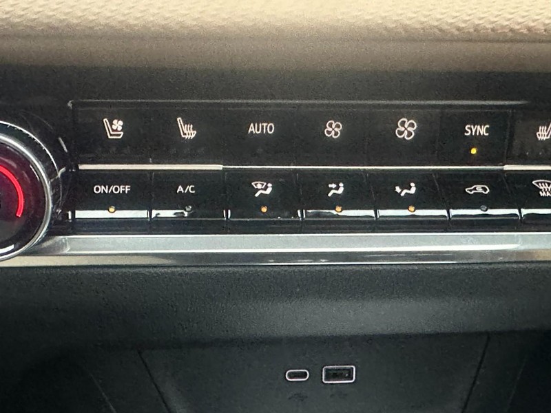 Chevrolet Equinox Vehicle Full-screen Gallery Image 15