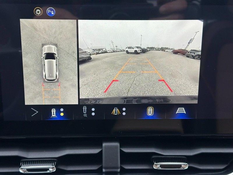 Chevrolet Equinox Vehicle Full-screen Gallery Image 16