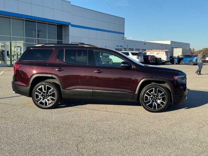 GMC Acadia Vehicle Full-screen Gallery Image 3