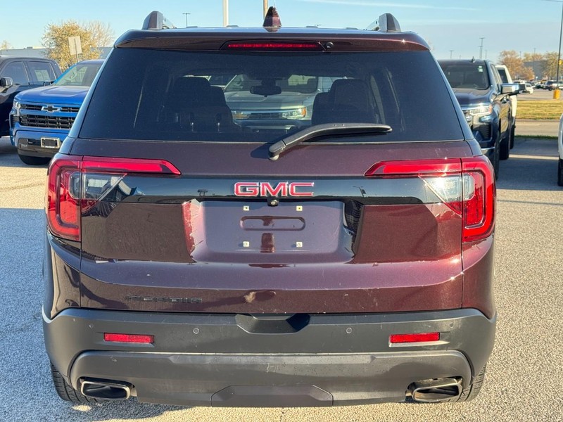 GMC Acadia Vehicle Full-screen Gallery Image 6