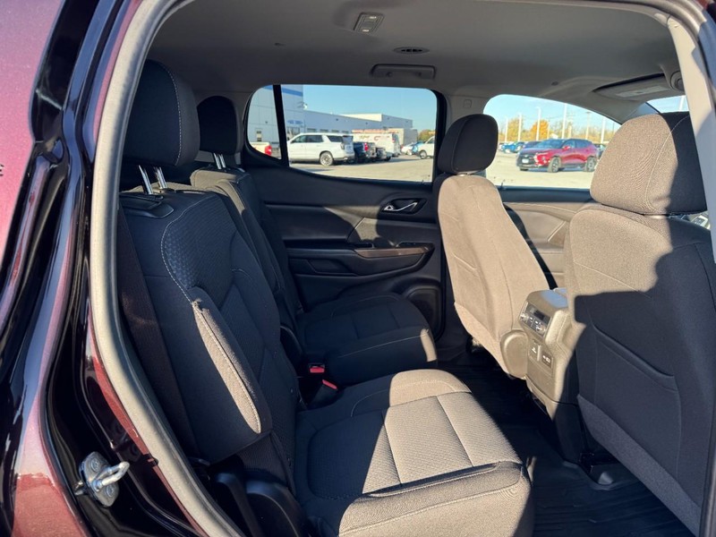 GMC Acadia Vehicle Full-screen Gallery Image 11