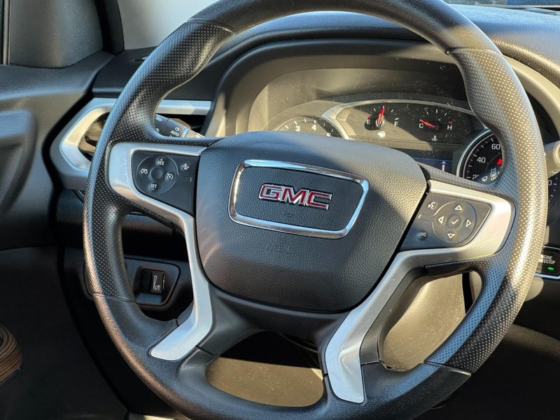 GMC Acadia Vehicle Full-screen Gallery Image 14