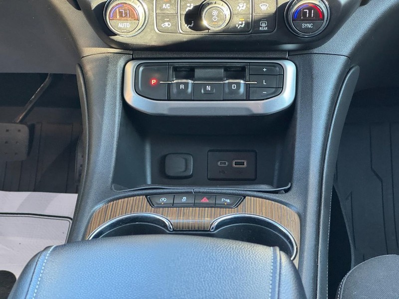 GMC Acadia Vehicle Full-screen Gallery Image 16