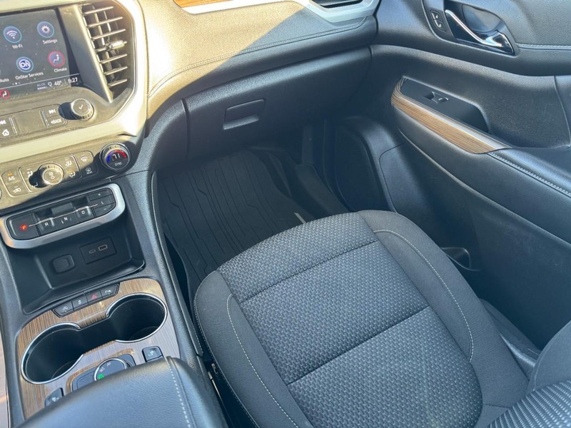 GMC Acadia Vehicle Full-screen Gallery Image 17