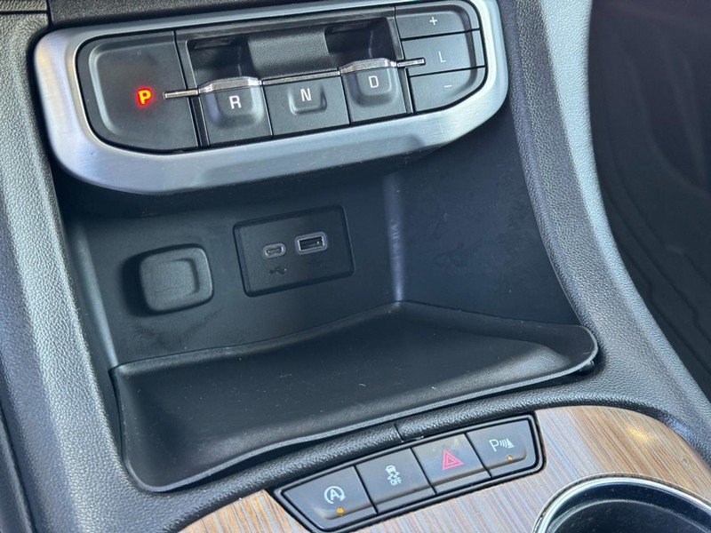 GMC Acadia Vehicle Full-screen Gallery Image 24