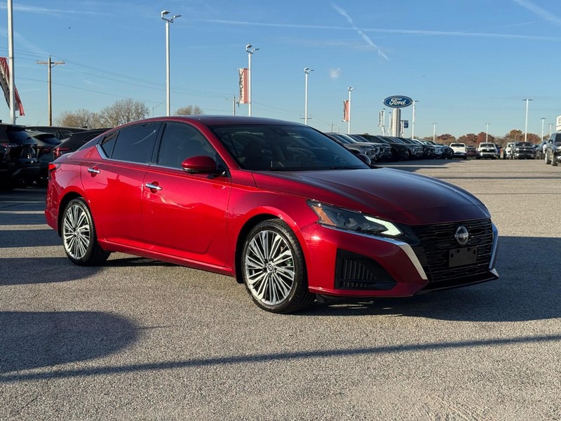 Nissan Altima Vehicle Full-screen Gallery Image 2