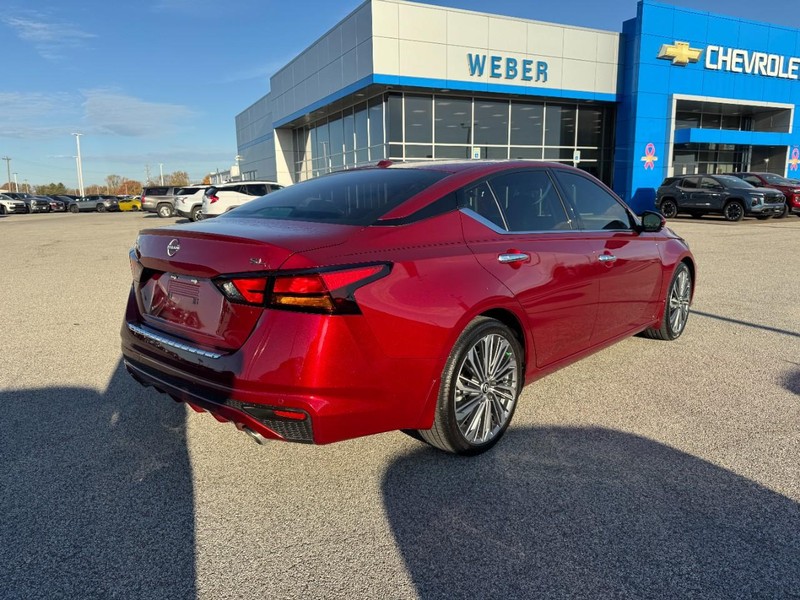 Nissan Altima Vehicle Full-screen Gallery Image 4