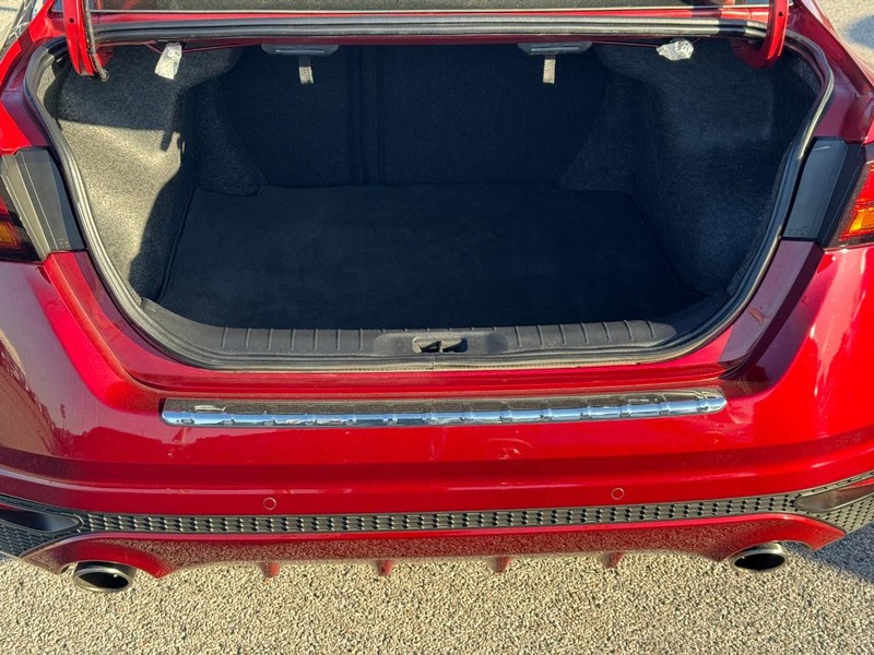 Nissan Altima Vehicle Full-screen Gallery Image 5