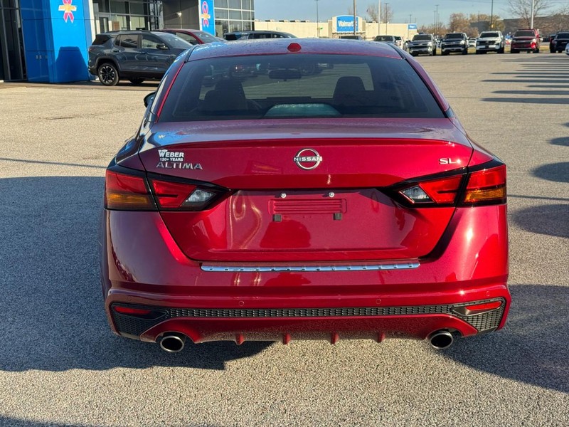 Nissan Altima Vehicle Full-screen Gallery Image 6