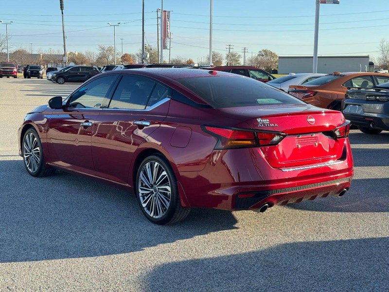 Nissan Altima Vehicle Full-screen Gallery Image 7