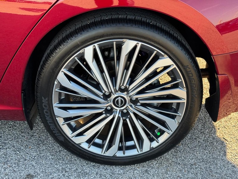 Nissan Altima Vehicle Full-screen Gallery Image 8