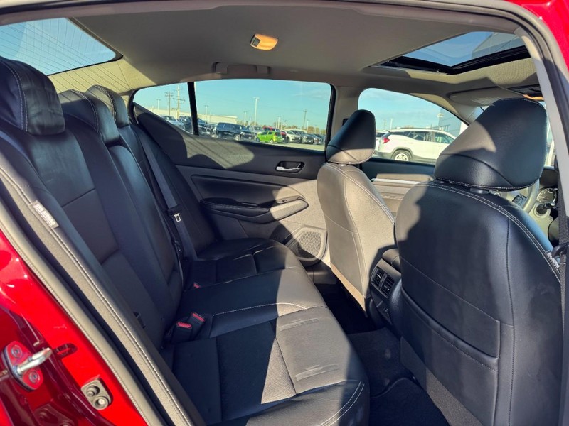 Nissan Altima Vehicle Full-screen Gallery Image 10