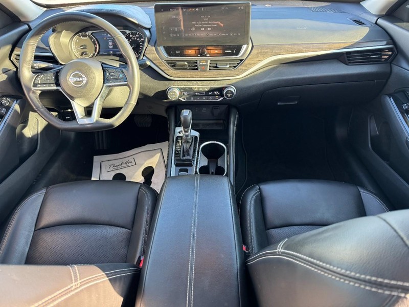 Nissan Altima Vehicle Full-screen Gallery Image 11