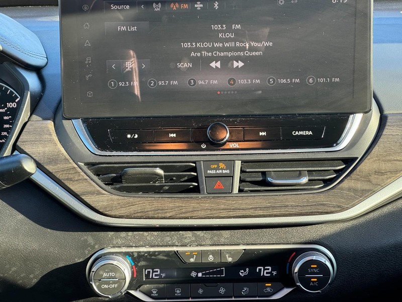 Nissan Altima Vehicle Full-screen Gallery Image 13