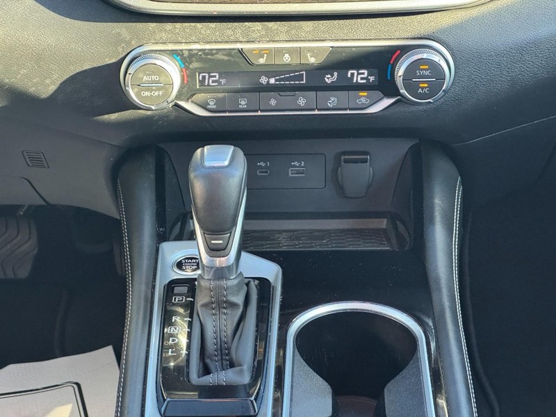 Nissan Altima Vehicle Full-screen Gallery Image 14