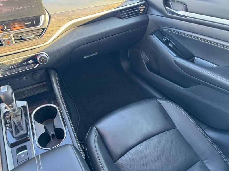 Nissan Altima Vehicle Full-screen Gallery Image 15