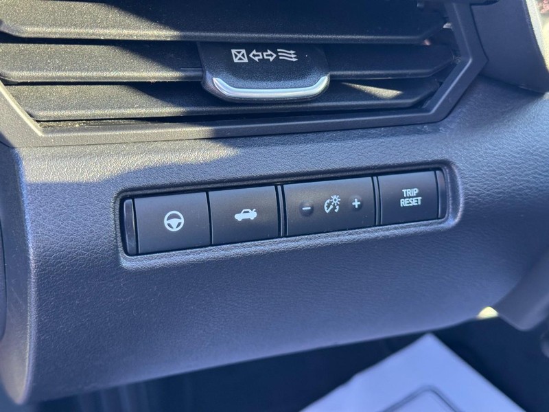 Nissan Altima Vehicle Full-screen Gallery Image 16