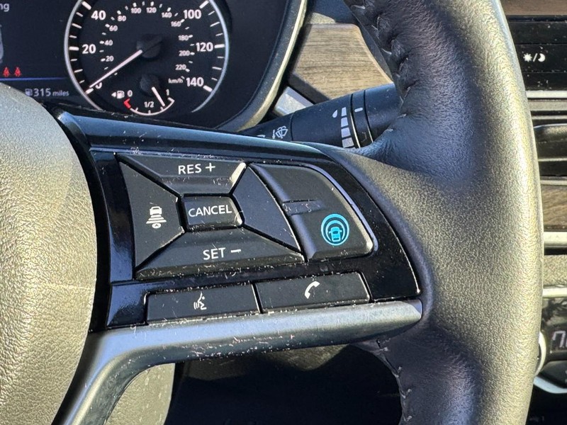 Nissan Altima Vehicle Full-screen Gallery Image 18