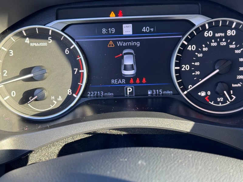 Nissan Altima Vehicle Full-screen Gallery Image 19