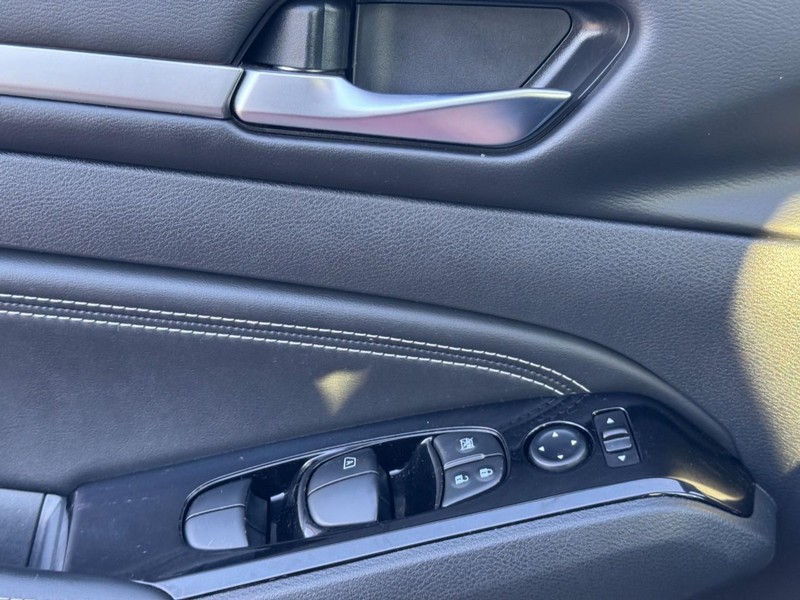 Nissan Altima Vehicle Full-screen Gallery Image 22