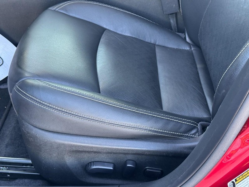 Nissan Altima Vehicle Full-screen Gallery Image 24