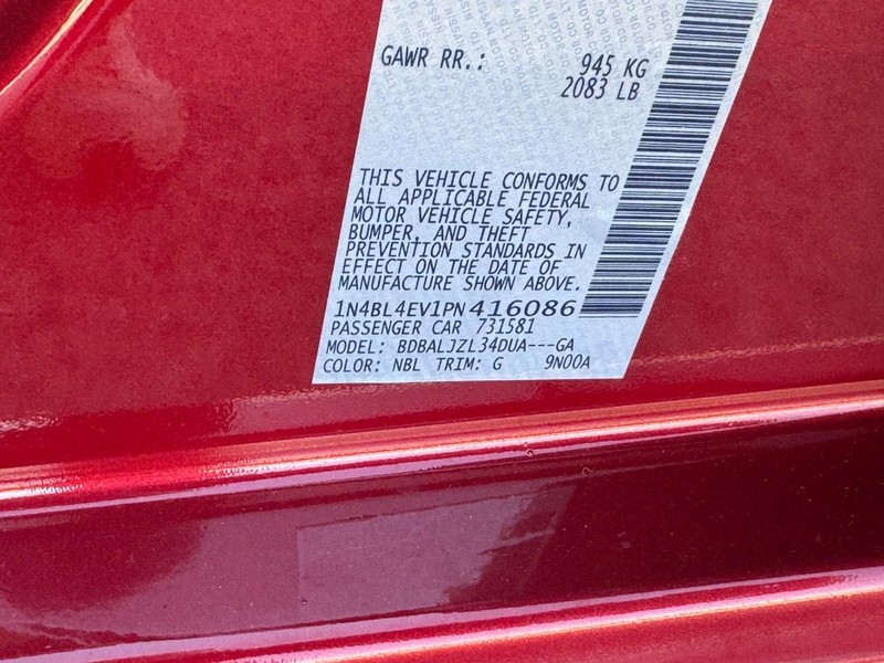 Nissan Altima Vehicle Full-screen Gallery Image 25